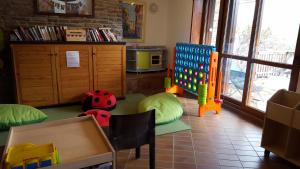 une salle de classe avec une table et des chaises dans l'établissement VVF Résidence Les Angles Pyrénées, aux Angles
