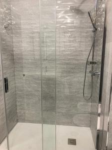 y baño con ducha y puerta de cristal. en Apartament Benalmadena Marina SOL, en Benalmádena