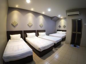 Postel nebo postele na pokoji v ubytování JV Hotel @ Bandar Tasek Mutiara