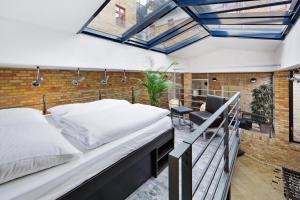 ein Schlafzimmer mit Bett auf einem Balkon in der Unterkunft Elflein Quartier in Potsdam