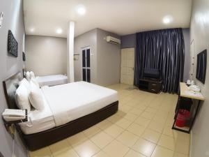 Postel nebo postele na pokoji v ubytování JV Hotel @ Bandar Tasek Mutiara