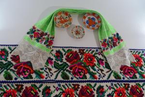 apron made out of a rug with plates and dishes at Pensiunea Vraja in Giuleşti