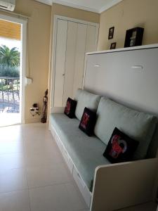 - un salon avec un canapé et des oreillers dans l'établissement Estudio el Retiro, à Dénia