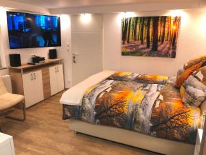 מיטה או מיטות בחדר ב-Ferienwohnung Apartment Dettum mit eigenem Bad, Kochnische und Wintergarten