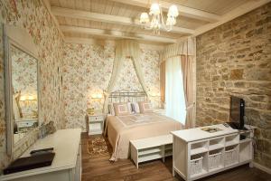 1 dormitorio con 1 cama y TV en Hotel Imperial & Champagne SPA, en Abrau-Dyurso