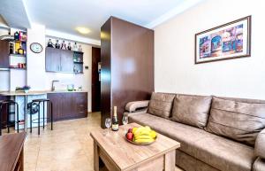 een woonkamer met een bank en een tafel met bananen erop bij 2-room Apartment NFT Gudauri Penta 503 in Goedaoeri