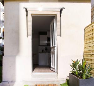 - une porte menant à une cuisine dans une maison blanche dans l'établissement LE REFUGE avec terrasse et jardin, en plein centre-ville, gare 5 minutes à pieds, à Nice