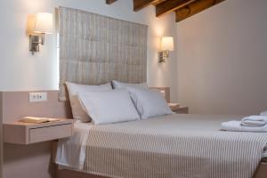 アギア・マリーナ・ネア・キドニアスにあるPantanassa Villasのベッドルーム1室(白いシーツと枕のベッド1台付)