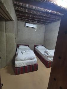 Letto o letti in una camera di Bait Aljabal Hospitality Inn