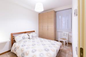 una piccola camera con letto e finestra di Le Stanze di Vicolo Bonfigli a Osimo