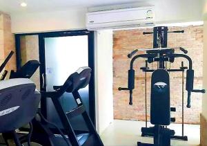 Fitness centrum a/nebo fitness zařízení v ubytování Studio Sea View Patong