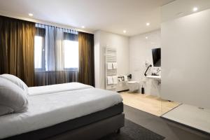 A bed or beds in a room at Theaterhotel Venlo