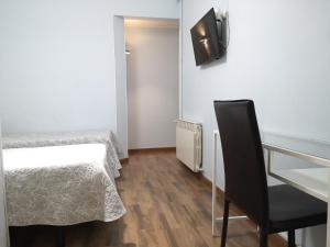 Televízia a/alebo spoločenská miestnosť v ubytovaní Hostal Lesseps + 37 fotografií