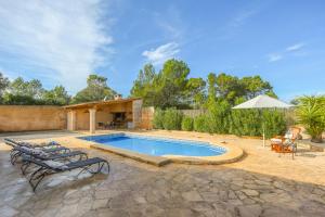 una piscina con sillas y sombrilla en Mallorcan stone house Villa Matias, en Campos