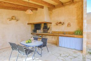 patio con mesa y sillas y cocina en Mallorcan stone house Villa Matias, en Campos