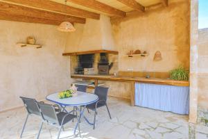 Kuchyň nebo kuchyňský kout v ubytování Mallorcan stone house Villa Matias