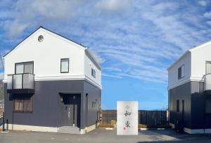a white and black building with graffiti on it at Villas Waraku in Fujiyoshida