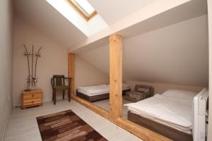 Zimmer mit 2 Etagenbetten im Dachgeschoss in der Unterkunft Wellness Simply Relax - Chopok- privátna vírivka, sauna in Tale