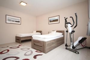 Habitación con 2 camas y cinta de correr en Wellness Simply Relax - Chopok, en Tale