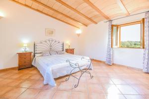 1 dormitorio con cama y ventana en Mallorcan stone house Villa Matias, en Campos