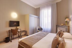 Ліжко або ліжка в номері Hôtel La Villa Tosca