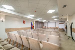 een vergaderzaal met stoelen en een witte tafel bij Olymp Hotel in Novorossiejsk