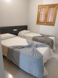 a room with three beds in a room at ENCANTADOR Apto. 8 pax, TABLERO 11, cerca PLAYA INGLES in El Tablero
