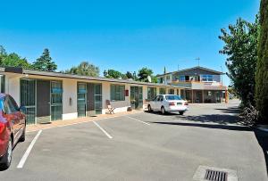 パーマストンノースにあるA'La Vista Motelの建物前駐車場