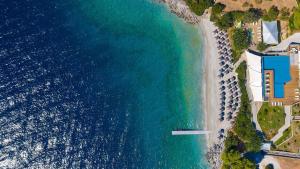 una vista aérea de la playa y del océano en Adrina Resort & Spa, en Panormos Skopelos