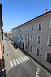 um edifício com uma bandeira no meio de uma rua em Bed & Bike Ferrara em Ferrara