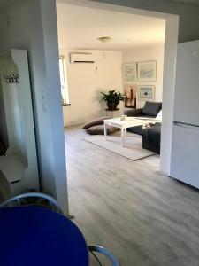 uma sala de estar com um sofá e uma mesa em Rymlig lägenhet i avdelat hus med egen parkering em Käglinge