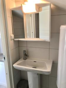 Ванная комната в Rymlig lägenhet i avdelat hus med egen parkering
