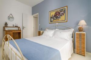 A bed or beds in a room at Aigeis-milos