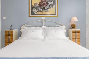 A bed or beds in a room at Aigeis-milos