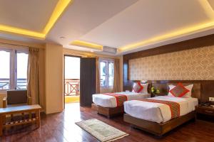 Postel nebo postele na pokoji v ubytování Hotel Yellow Pagoda Pokhara