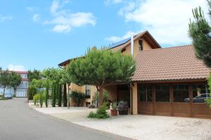 a house with a fence and a garage at Pension Vanii, Apartments in Rust