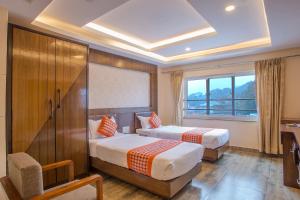 Postel nebo postele na pokoji v ubytování Hotel Yellow Pagoda Pokhara