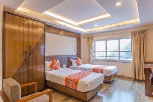 Postel nebo postele na pokoji v ubytování Hotel Yellow Pagoda Pokhara