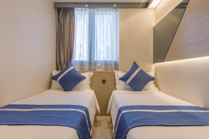 En eller flere senger på et rom på Lumine Hotel