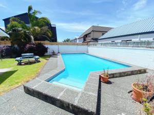 a swimming pool in the backyard of a house at Barclay Motel in Hamilton