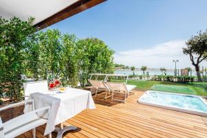Bazén v ubytování Hotel San Giorgio nebo v jeho okolí