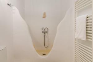 A bathroom at Aigeis-milos