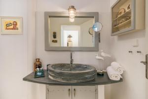 A bathroom at Aigeis-milos