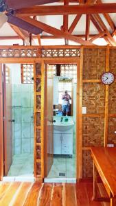 eine Person, die ein Bild von einem Bad in einem Haus macht in der Unterkunft MJ Room Rental Mahogany in Dauis