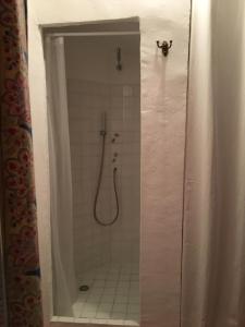 eine Dusche in einem weiß gefliesten Bad in der Unterkunft B&B Chambre de Julie Le Jardin in Vaison-la-Romaine + 37 Fotos