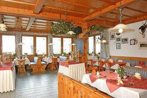 una sala da pranzo con tavoli e sedie in un ristorante di Alpengasthof Rechtegg a Neukirchen am Grossvenediger