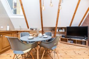 Televízia a/alebo spoločenská miestnosť v ubytovaní Apartments Old Town Długa by Noclegi Renters