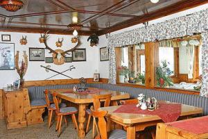 a dining room with wooden tables and chairs at Alpengasthof Rechtegg in Neukirchen am Großvenediger