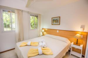 een slaapkamer met twee bedden met handdoeken erop bij La Casona de Valeria in Valeria del Mar