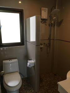 a small bathroom with a toilet and a shower at Top Resort in Ko Chang